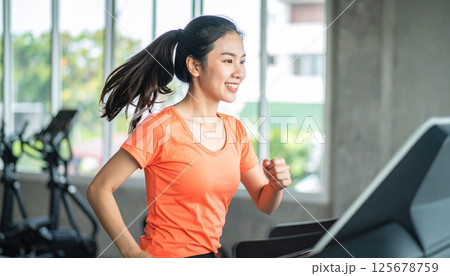 女性　ジム　ランニング 125678759