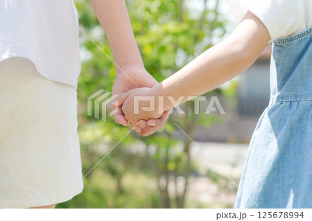 手を繋ぐ女の子 手を繋ぐ女の子 125678994