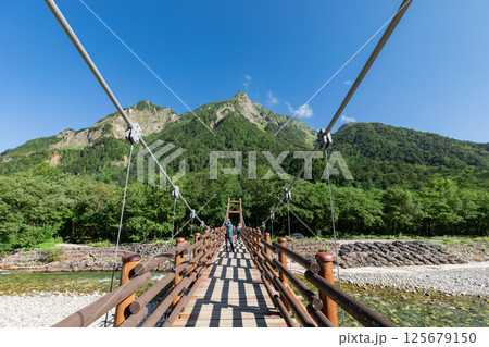 ＜長野県＞上高地の絶景　明神橋と穂高連峰と梓川 125679150