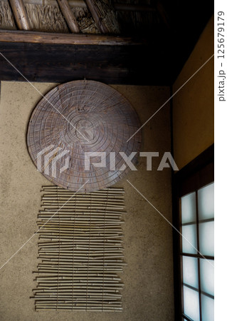 茅葺き屋根の建物の中。日本昔話の世界。岡山県真庭市「花の山寺・普門寺」 茅葺き屋根の建物の中。日本昔話の世界。岡山県真庭市「花の山寺・普門寺」 125679179