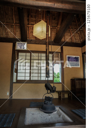 茅葺き屋根の建物の中。日本昔話の世界。岡山県真庭市「花の山寺・普門寺」 125679180