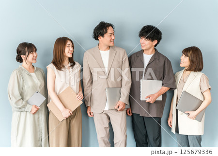 会社のオフィスにいる男女のビジネスマン・オフィスカジュアル(ベンチャー企業・IT企業・チームワーク) 会社のオフィスにいる男女のビジネスマン・オフィスカジュアル(ベンチャー企業・IT企業・チームワーク) 125679336