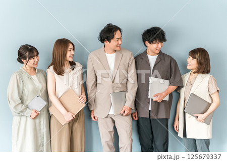 会社のオフィスにいる男女のビジネスマン・オフィスカジュアル（ベンチャー企業・IT企業・チームワーク） 125679337