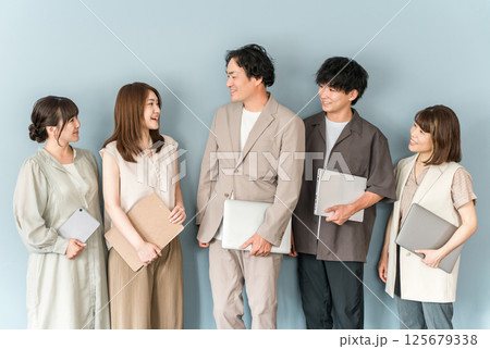 会社のオフィスにいる男女のビジネスマン・オフィスカジュアル(ベンチャー企業・IT企業・チームワーク) 会社のオフィスにいる男女のビジネスマン・オフィスカジュアル(ベンチャー企業・IT企業・チームワーク) 125679338