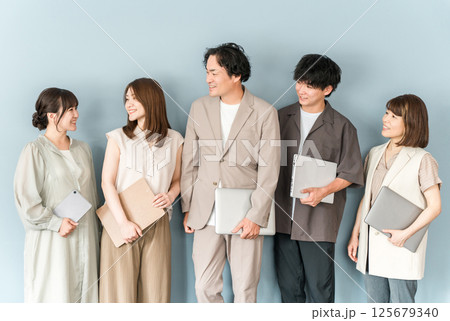 会社のオフィスにいる男女のビジネスマン・オフィスカジュアル(ベンチャー企業・IT企業・チームワーク) 会社のオフィスにいる男女のビジネスマン・オフィスカジュアル(ベンチャー企業・IT企業・チームワーク) 125679340
