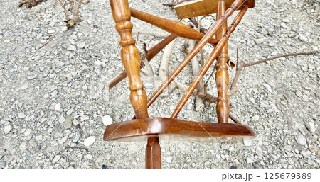 写真素材:壊れた椅子 写真素材:壊れた椅子 125679389