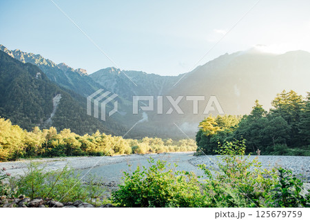 <長野県>上高地の絶景 早朝の穂高連峰と梓川の朝焼け <長野県>上高地の絶景 早朝の穂高連峰と梓川の朝焼け 125679759