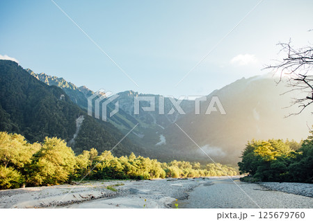 ＜長野県＞上高地の絶景　早朝の穂高連峰と梓川の朝焼け 125679760