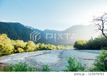 ＜長野県＞上高地の絶景　早朝の穂高連峰と梓川の朝焼け 125679761
