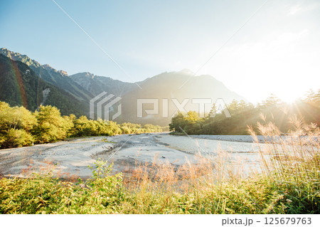 <長野県>上高地の絶景 早朝の穂高連峰と梓川の朝焼け <長野県>上高地の絶景 早朝の穂高連峰と梓川の朝焼け 125679763