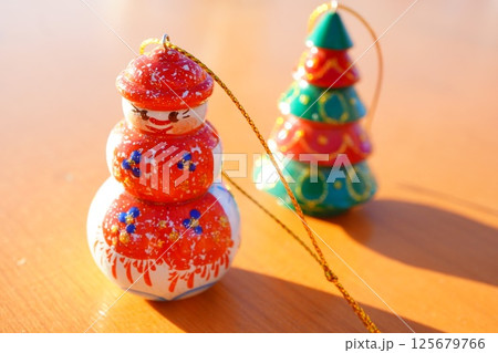 クリスマスツリーと雪だるまの形の可愛いオーナメント。 125679766