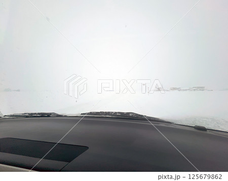 ホワイトアウトした道 ホワイトアウトした道 125679862