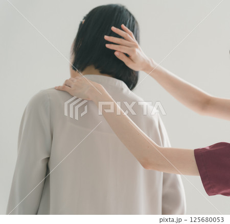 首の痛みの治療 125680053