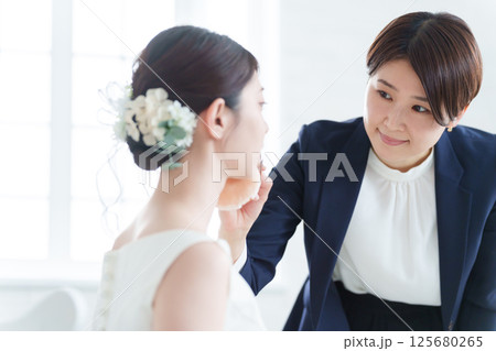 結婚式場のヘアメイクと新婦 125680265