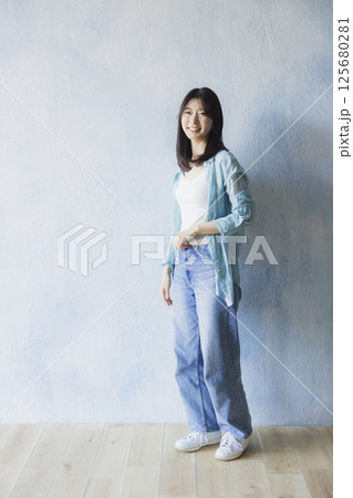 笑顔の若い女性 125680281