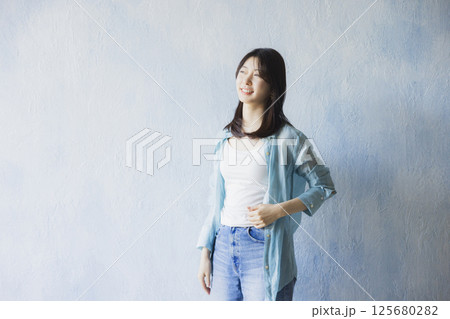 笑顔の若い女性 笑顔の若い女性 125680282