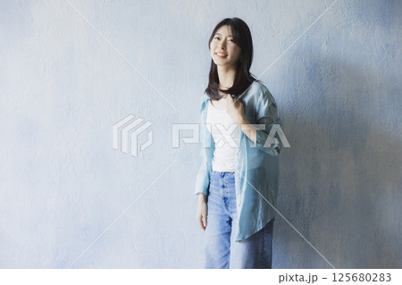 笑顔の若い女性 笑顔の若い女性 125680283