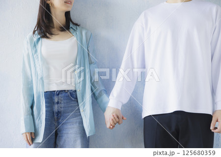 並んで立つ男女 並んで立つ男女 125680359