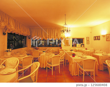 イタリア ローマ郊外 湖畔のリストランテ（レストラン） 125680408