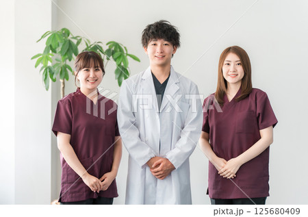 白衣,スクラブを着た医師,ドクター,看護師の男女スタッフ 125680409