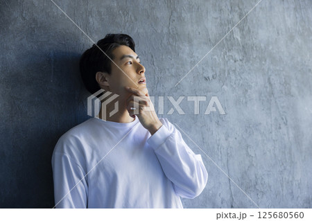 Tシャツを着た男性 125680560