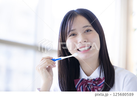 デンタルケア 歯磨きをする女子高生 デンタルケア 歯磨きをする女子高生 125680589