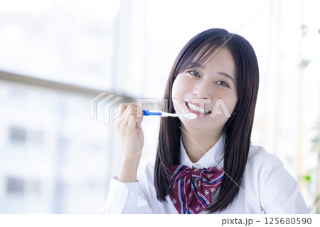 デンタルケア 歯磨きをする女子高生 デンタルケア 歯磨きをする女子高生 125680590
