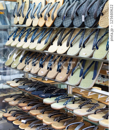 レトロな履物店店頭に並ぶ様々な草履や下駄 125680622