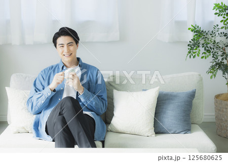 コーヒーを飲む若い男性 125680625