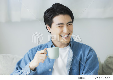 コーヒーを飲む若い男性 125680627
