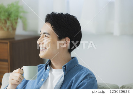 コーヒーを飲む若い男性 125680628