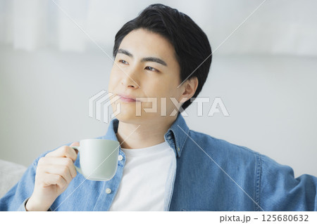 コーヒーを飲む若い男性 125680632