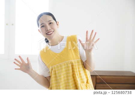 黄色いエプロンのミドル女性 125680738