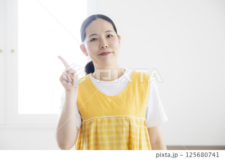 黄色いエプロンのミドル女性 125680741