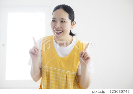 黄色いエプロンのミドル女性 黄色いエプロンのミドル女性 125680742