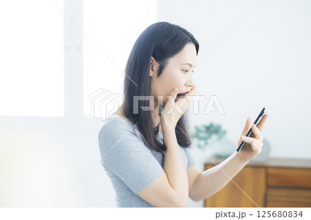 スマホを見る女性  125680834
