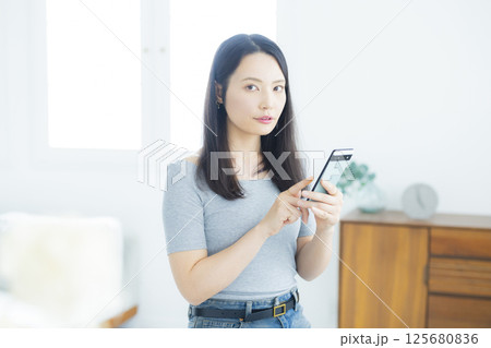 スマホを見る女性 スマホを見る女性 125680836