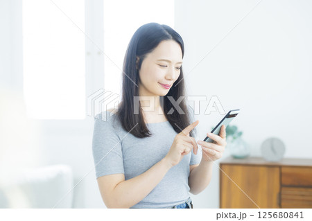 スマホを見る女性  125680841