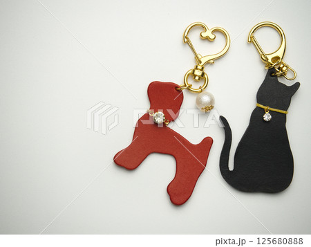 犬と猫のハンドメイドキーホルダー 125680888