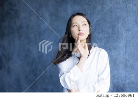 腕組みをする女性 125680961