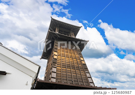 埼玉県川越市　小江戸川越の街並み(時の鐘) 125680987