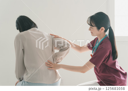 腰の診察 腰の診察 125681038