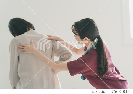 背中の診察 125681039
