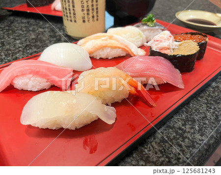 お寿司の盛り合わせ お寿司の盛り合わせ 125681243