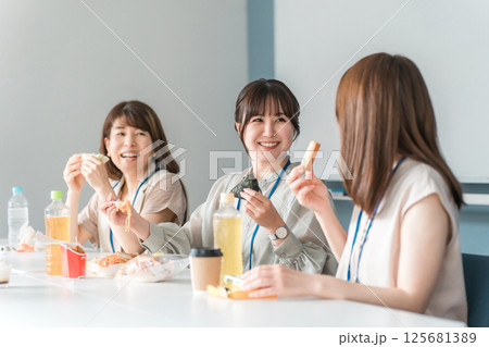 社員食堂・休憩室でランチするビジネスウーマン 社員食堂・休憩室でランチするビジネスウーマン 125681389