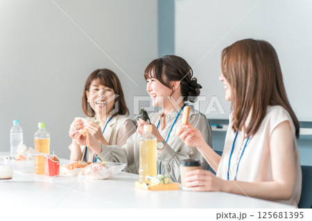 社員食堂・休憩室でランチするビジネスウーマン 社員食堂・休憩室でランチするビジネスウーマン 125681395