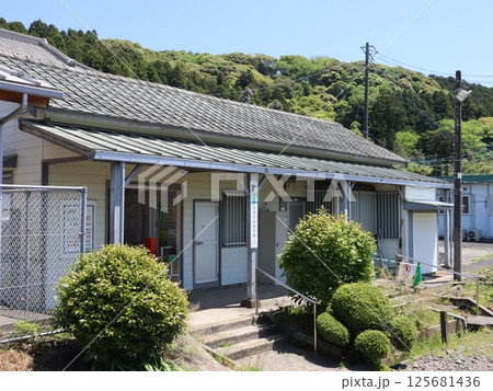 久留里線上総亀山駅の駅舎 125681436