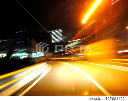 夜の道路を走行する 夜の道路を走行する 125681452