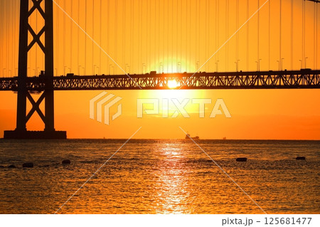 夕日に染まる明石海峡大橋 125681477