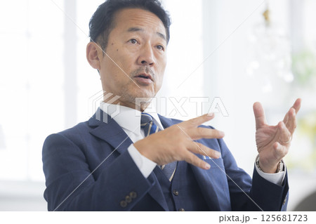 取材を受けるビジネスマン 取材を受けるビジネスマン 125681723